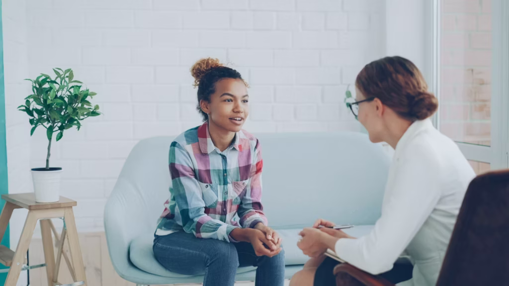 Mulheres conversam em ambiente acolhedor sobre sinais de violência psicológica e busca de ajuda