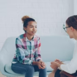 Mulheres conversam em ambiente acolhedor sobre sinais de violência psicológica e busca de ajuda