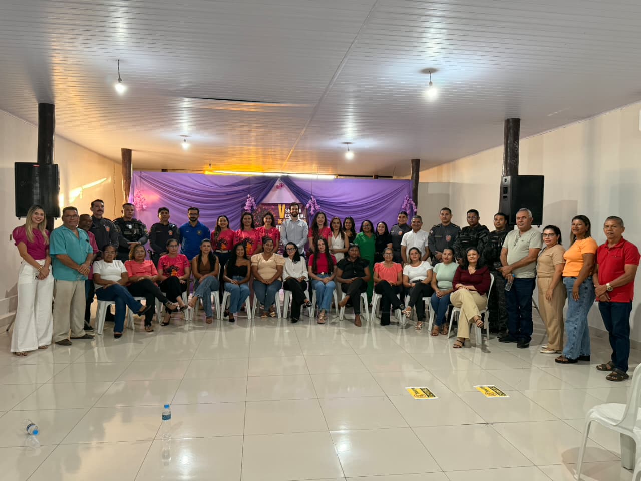 Cidelândia Participantes reunidos durante ação de conscientização pelo enfrentamento à violência contra a mulher em Cidelândia.