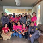 Grupo com integrantes da campanha e representantes das forças de segurança.