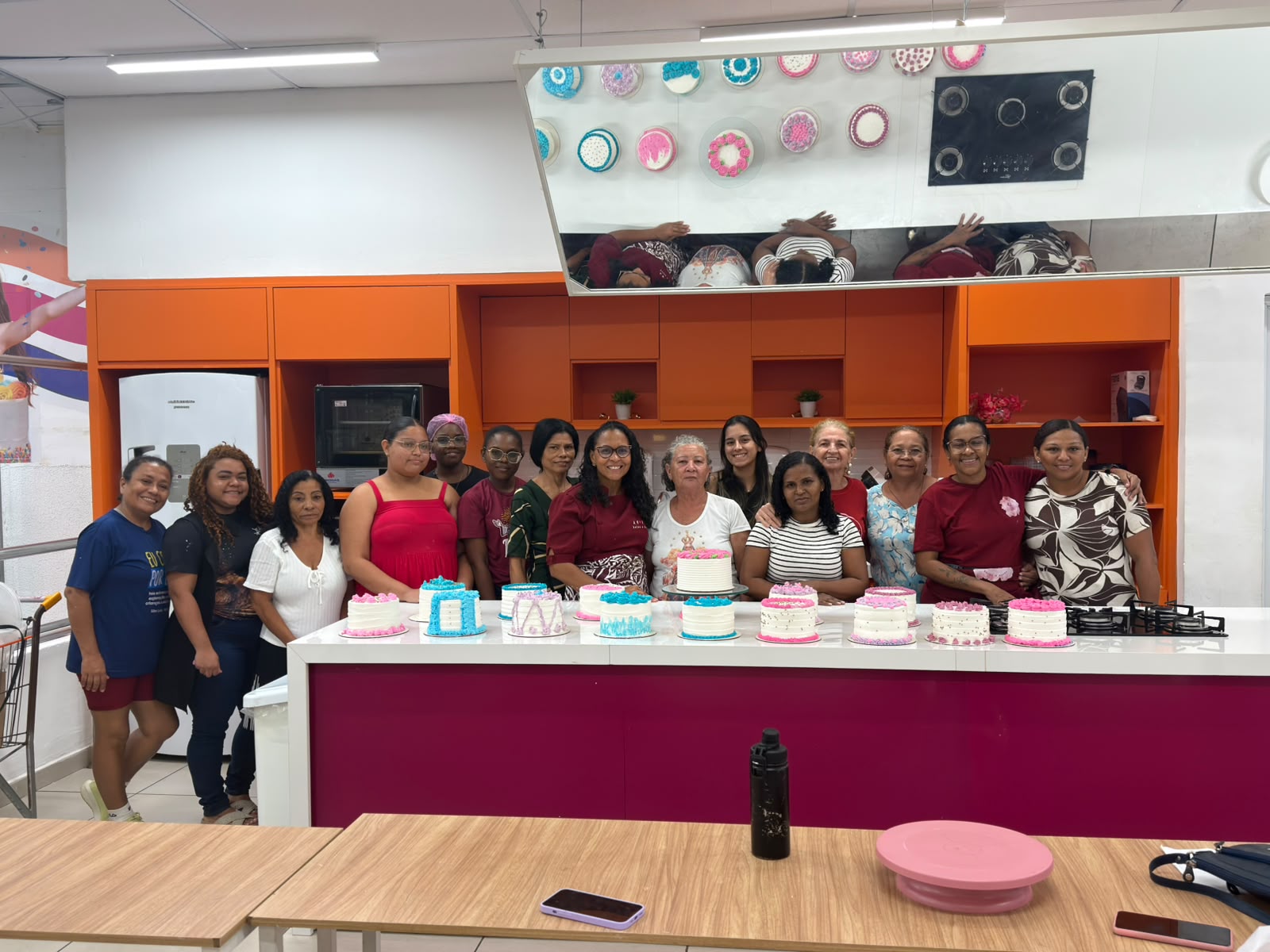 Mulheres participantes da primeira turma de 2026 do projeto Profissionalizar para o Futuro durante a capacitação em Confeitaria.
