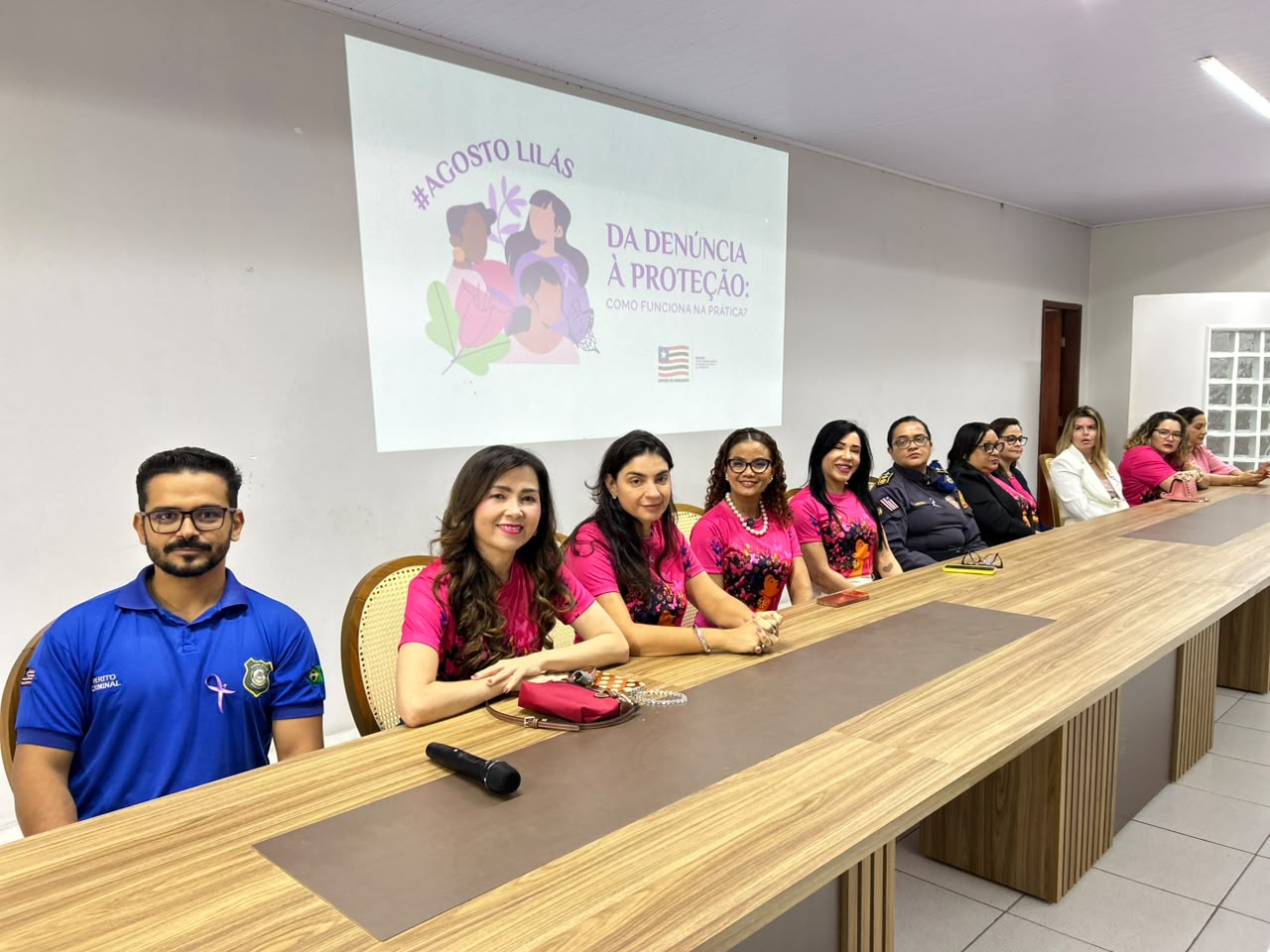 da-denuncia-a-protecao-imperatriz.jpg Mesa com participantes e projeção “Da denúncia à proteção: como funciona na prática?”