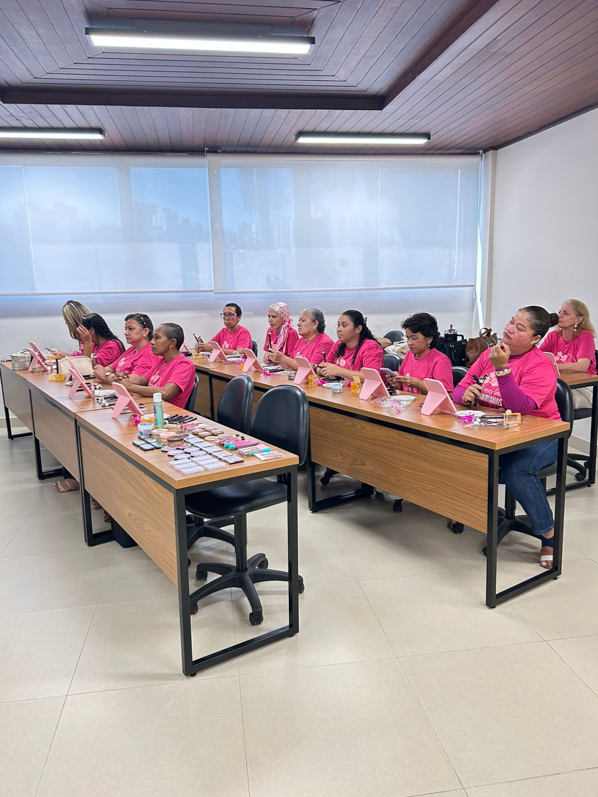 Mulheres participantes da primeira turma de Automaquiagem da Somos Todos Marianas em São Luís.