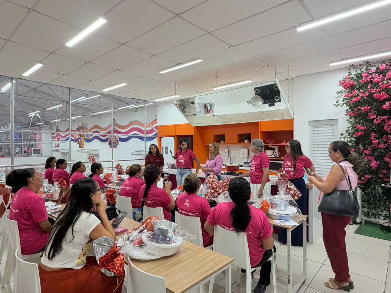 Marianas em Ação promove curso de confeitaria com preparo e cobertura de bolos, incentivando a qualificação e a autonomia financeira de mulheres.